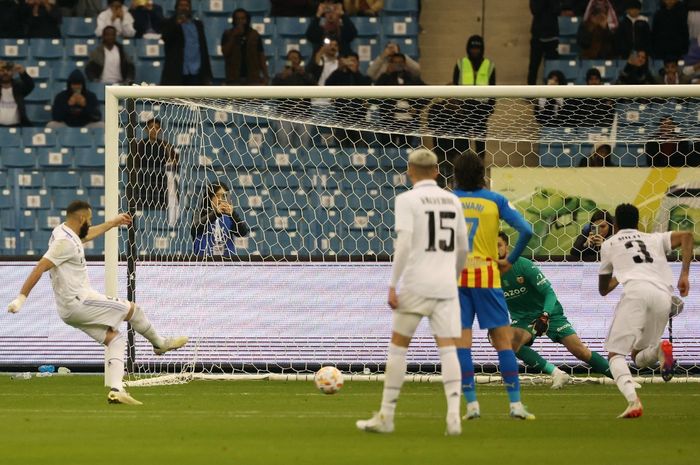 Karim Benzema cetak gol penalti dalam duel Real Madrid vs Valencia pada semifinal Piala Super Spanyol di Riyadh (11/1/2023).