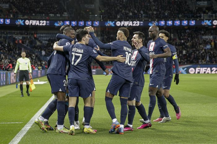 Para pemain Paris Saint-Germain merayakan gol Hugo Ekitike ke gawang Angers dalam matchday 18 Liga Prancis 2022-2023 di Stadion Parc des Princes, Rabu (11/1/2023).