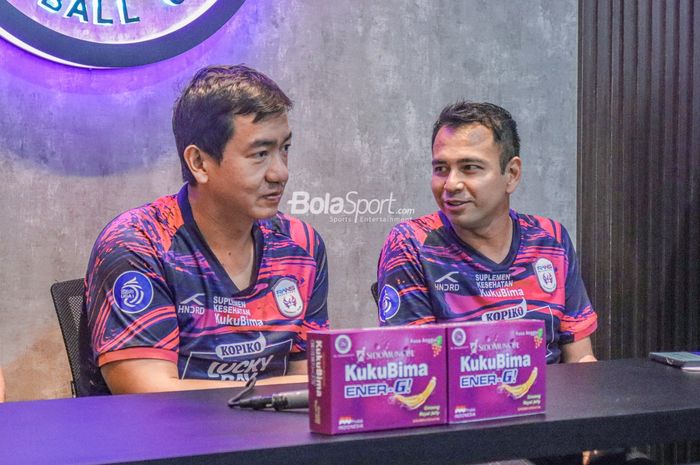 Chairman RANS Nusantara FC, Raffi Ahmad (kanan) dan Mario Hidayat (kiri) selaku Direktur of PT Hotel Candi Baru (anak perusahaan Sido Muncul) sedang berkomunikasi dalam sesi jumpa pers di kawasan Andara, Jakarta,  12 Januari 2023.