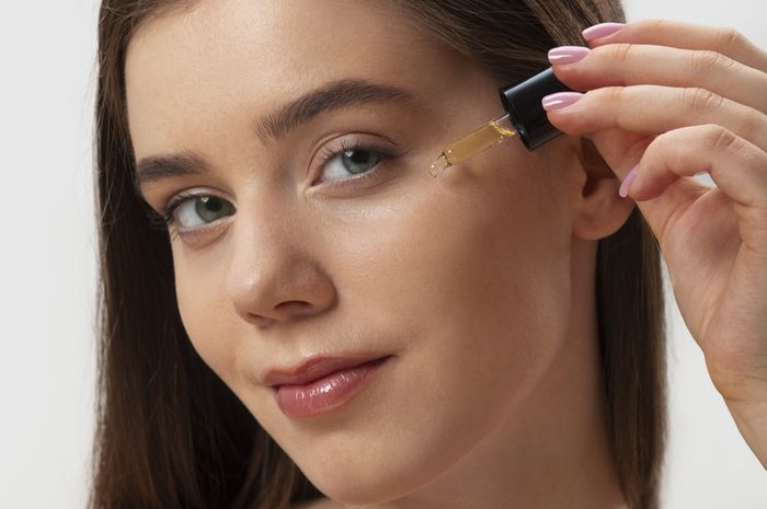 Fungsi Serum Wajah dalam Skincare, Wajib Pakai Nggak Sih? - Semua