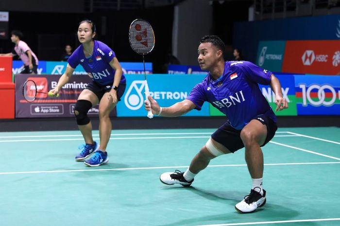 Pasangan ganda campuran Indonesia, Rehan Naufal Kusharjanto/Lisa Ayu Kusumawati, pada babak pertama Malaysia Open 2023 di Axiata Arena, Kuala Lumpur, Rabu (11/1/2023).