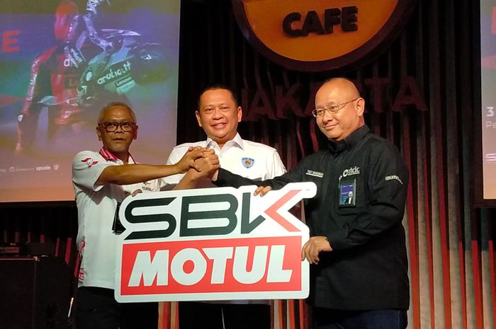 (Ki-ka) Priandhi Satria Juzar, Bambang Soesatyo, dan Troy Reza Warokka, pasa daat acara Konferensi Pers Launching Ticket World Superbike 2022, di kawasan Senayan, Jakarta Selatan, Kamis (12/01/23).