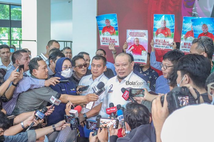 Calon Ketua Umum PSSI, La Nyalla Mattalitti (tengah), sedang jumpa pers di GBK Arena, Senayan, Jakarta, 13 Januari 2023.