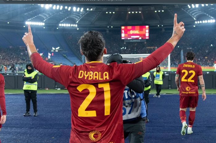 Paulo Dybala melakukan selebrasi usai mencetak gol ke gawang Genoa dalam kemenangan 1-0 AS Roma di babak 16 besar Coppa Italia 2022-2023.
