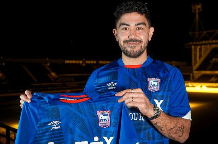 Pemain timnas Australia berdarah Italia-Indonesia, Massimo Luongo. Ia kini bermain bersama Elkan Baggott yang memilih membela timnas Indonesia. 