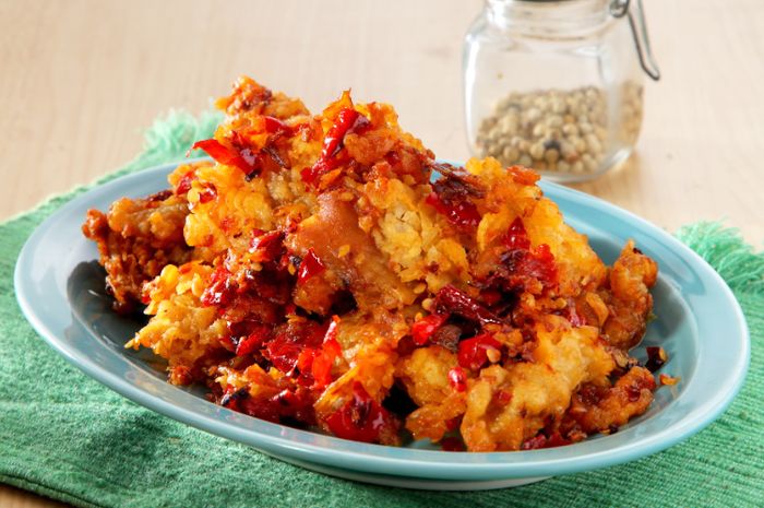 Hidangan kulit ayam krispi mercon.