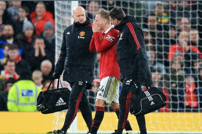 Donny van de Beek dipastikan absen hingga sisa akhir musim 2022-2023 usai mengalami cedera parah bersama Manchester United.