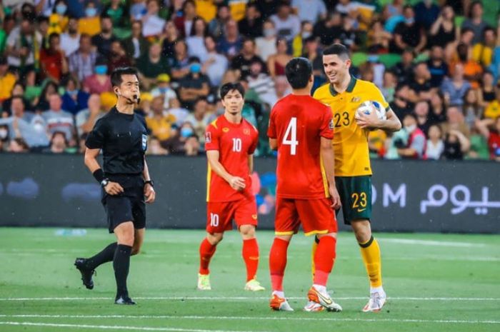 Wasit Ko Hyung-jin saat memimpin pertandingan Australia melawan Vietnam pada Kualifikasi Piala Dunia 2022 zona Asia.