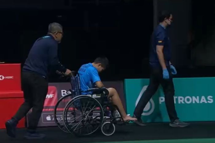 Siti Fadia Silva Ramadhanti harus meneggunakan kursi roda akibat cedera di semifinal Malaysia Open 2023, Sabtu (14/1/2023)