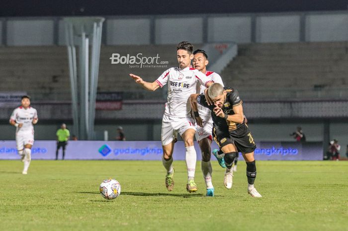 Pemain Persis Solo, Gavin Kwan Adsit (kiri), sedang berebut bola dengan pilar Dewa United bernama Majed Osman (kanan) dalam laga pekan ke-18 Liga 1 2022 di Stadion Indomilk Arena, Tangerang, Banten, 14 Januari 2023. 