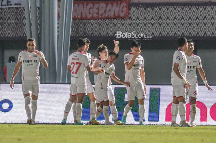 Pemain Persis Solo, Ryo Matsumura (tengah), sedang merayakan golnya dalam laga pekan ke-18 Liga 1 2022 di Stadion Indomilk Arena, Tangerang, Banten, 14 Januari 2023. 