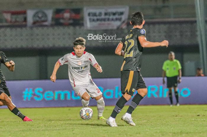 Pemain Persis Solo, Ryo Matsumura (tengah), sedang menguasai bola dalam laga pekan ke-18 Liga 1 2022 di Stadion Indomilk Arena, Tangerang, Banten, 14 Januari 2023. 