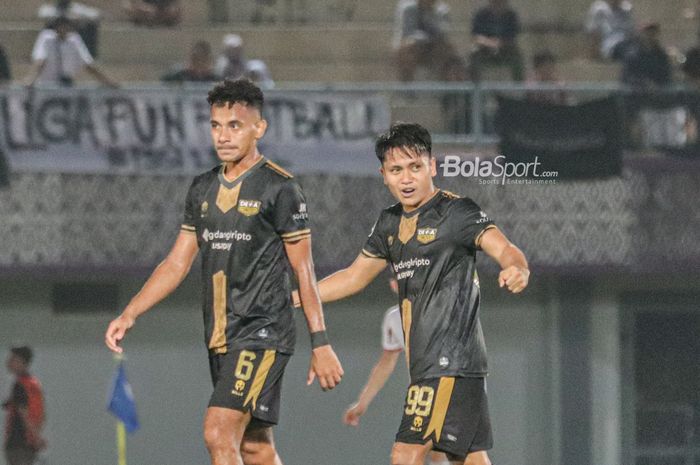 Pemain Dewa United, Natanael Siringo ringo (kanan), tampak melakukan selebrasi seusai mencetak gol dalam laga pekan ke-18 Liga 1 2022 di Stadion Indomilk Arena, Tangerang, Banten, 14 Januari 2023. 