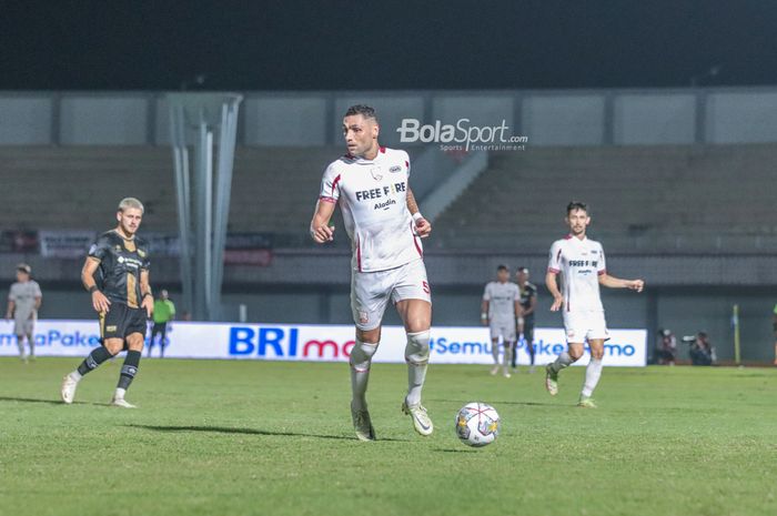 Bek Persis Solo, Jaimerson Xavier (Jaimerson Da Silva Xavier), sedang menguasai bola dalam laga pekan ke-18 Liga 1 2022 di Stadion Indomilk Arena, Tangerang, Banten, 14 Januari 2023.