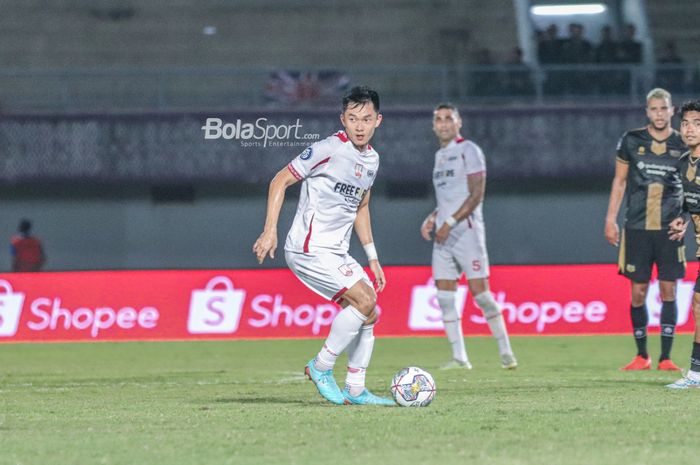 Pemain Persis Solo, Sutanto Tan, sedang menguasai bola dalam laga pekan ke-18 Liga 1 2022 di Stadion Indomilk Arena, Tangerang, Banten, 14 Januari 2023.