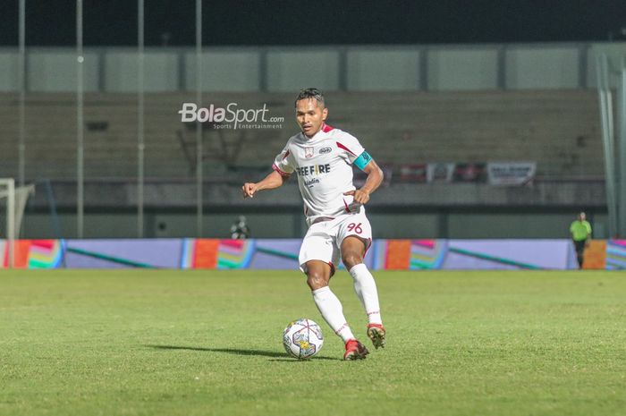 Bek sayap kiri Persis Solo, Abduh Lestaluhu, sedang menguasai bola dalam laga pekan ke-18 Liga 1 2022 di Stadion Indomilk Arena, Tangerang, Banten, 14 Januari 2023. 