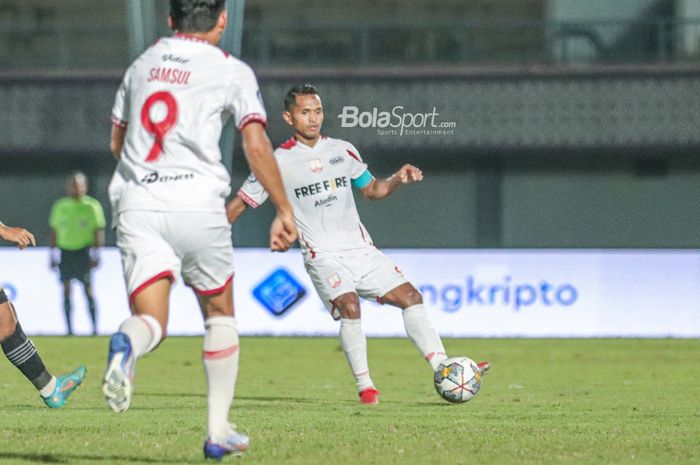 Bek sayap kiri Persis Solo, Abduh Lestaluhu (kanan), sedang menguasai bola dalam laga pekan ke-18 Liga 1 2022 di Stadion Indomilk Arena, Tangerang, Banten, 14 Januari 2023. 