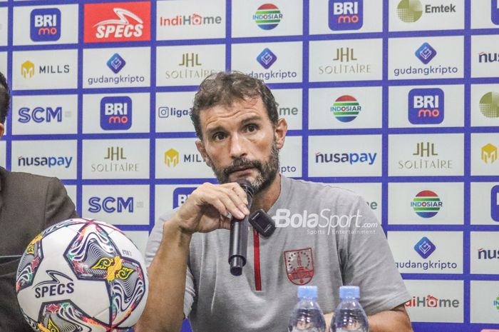 Pelatih Persis Solo, Leonardo Medina menjelaskan persiapan menjelang laga di kandang Barito Putera pada lanjutan Liga 1 2022-2023.
