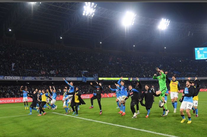 Para pemain Napoli merayakan kemenangan 5-1 atas Juventus dalam giornata 18 Liga Italia 2022-2023 di Stadion Diego Armando Maradona, Jumat (13/1/2023).