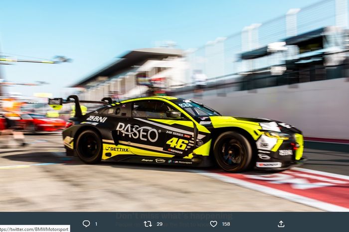 Aksi mobil BMW M4 GT3 WRT nomor 46 yang dikemudikan Valentino Rossi, Sean Gelael, Maxime Martin, Max Hesse, Timothy Whale pada lomba 24H Dubai yang akan digelar pada 14-15 Januari 2023.