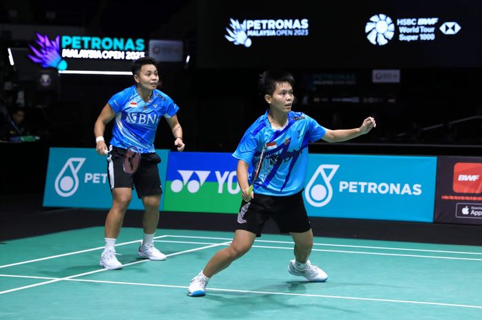 Pasangan ganda putri Indonesia, Apriyani Rahayu/Siti Fadia Silva Ramadhanti, pada babak perempat final Malaysia Open 2023 di Axiata Arena, Kuala Lumpur, Jumat 13/1/2023).