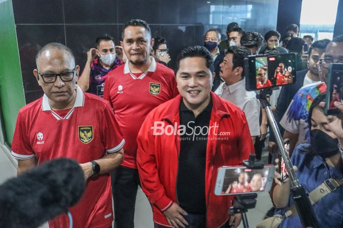Menteri BUMN (Badan Usaha Milik Negara), Erick Thohir, saat tiba di Kantor PSSI, GBK Arena, Senayan, Jakarta, 15 Januari 2023.
