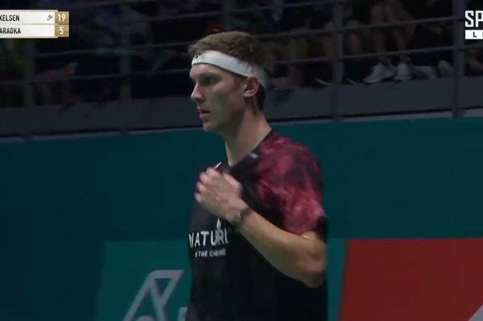 Viktor Axelsen semakin tak terkalahkan usai mendominasi laga final Malaysia Open 2023 melawan Kodai Naraoka, di Axiata Arena, Malaysia, Minggu (15/1/2023).