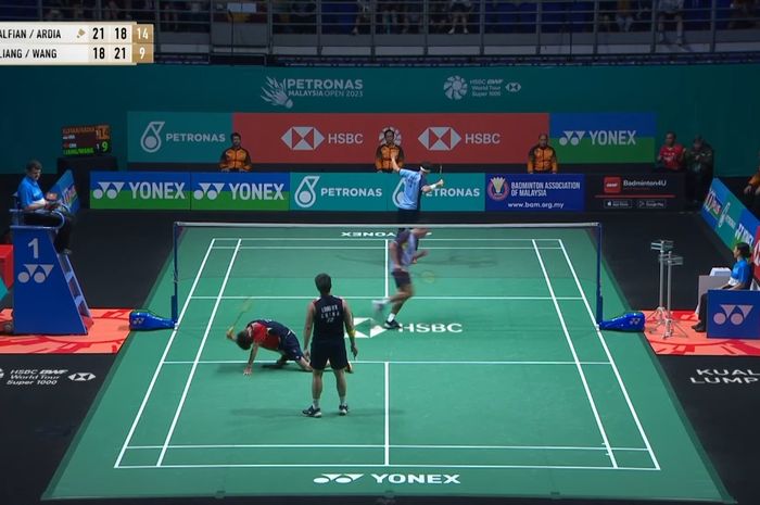 Momen pasangan ganda putra Indonesia, Fajar Alfian/Muhammad Rian Ardianto, memenangi reli panjang atas lawan mereka Liang Wei Keng/Wang Chang (China) pada final Malaysia Open 2023 di Axiata Arena, Malaysia, 15 Januari 2023.