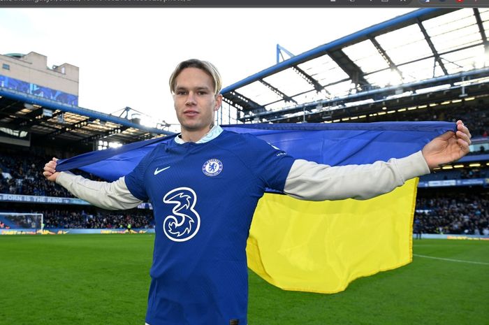 Mykhailo Mudryk saat diperkenalkan sebagai pemain anyar Chelsea di Stamford Bridge, Minggu (15/1/2023).