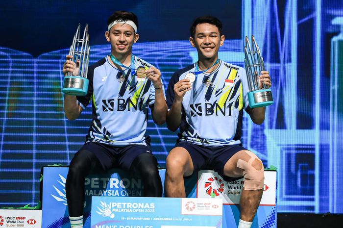 Ganda putra Indonesia, Fajar Alfian/Muhammad Rian Ardianto, pada podium tertinggi Malaysia Open 2023 di Axiata Arena, Kuala Lumpur, Minggu, 15 Januari 2023