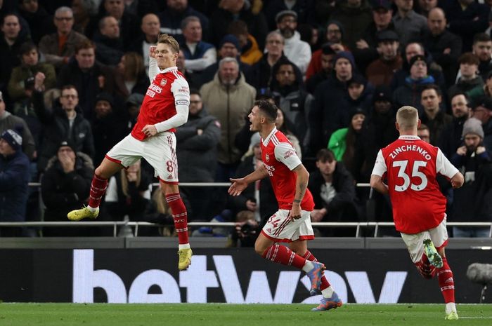 Kapten Arsenal, Martin Odegaard, merayakan gol ke gawang Tottenham Hotspur dalam matchday 20 Liga Inggris 2022-2023 di Tottenham Hotspur Stadium, Minggu (15/1/2023).