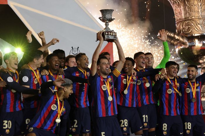 Para pemain Barcelona merayakan gelar Piala Super Spanyol usai mengalahkan Real Madrid di Stadion King Fahd International, Minggu (15/1/2023) waktu setempat atau Senin dini hari WIB