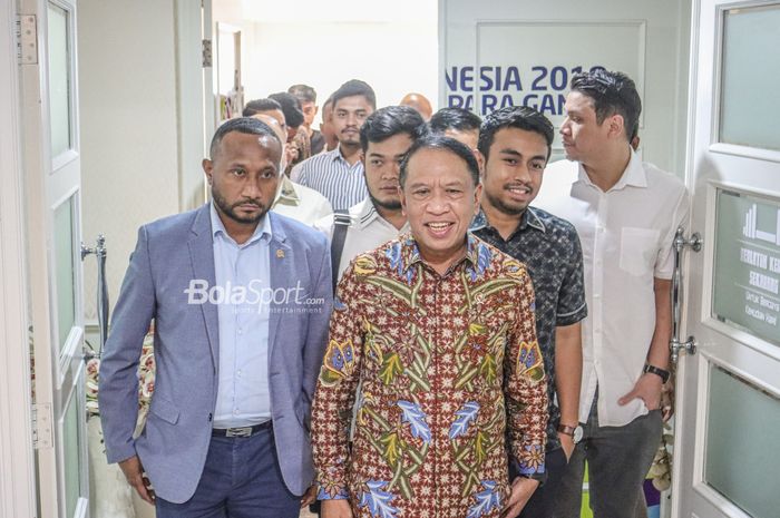 Menteri Pemuda dan Olahraga Republik Indonesia, Zainudin Amali, sedang menemani perwakilan klub Liga 2 2022 di Kantor Kemenpora, Senayan, Jakarta, 16 Januari 2023.