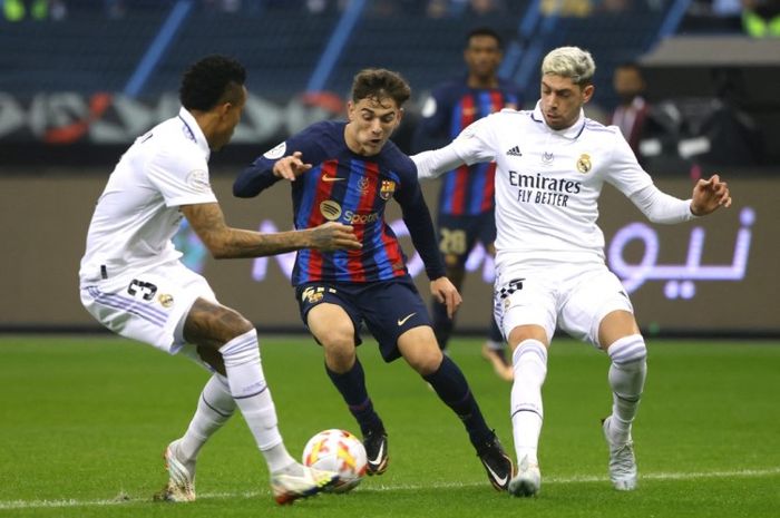 Aksi gelandang Barcelona, Gavi, saat melawan Real Madrid pada final Piala Super Spanyol 2022-2023.