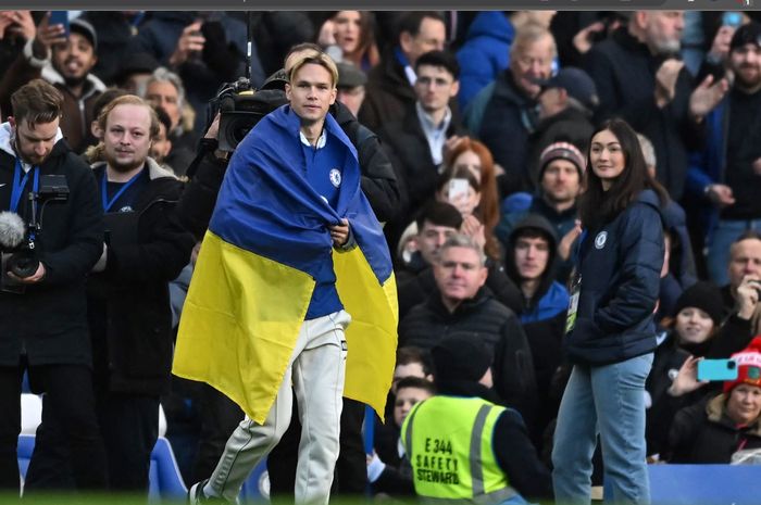 Mykhailo Mudryk saat diperkenalkan sebagai pemain anyar Chelsea di Stamford Bridge, Minggu (15/1/2023).