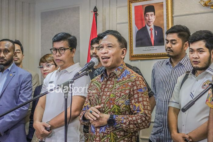 Menteri Pemuda dan Olahraga Republik Indonesia, Zainudin Amali, sedang memberikan keterangan kepada awak media di Kantor Kemenpora, Senayan, Jakarta, 16 Januari 2023.