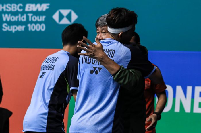Fajar Alfian/Muhammad Rian Ardianto dipeluk oleh pelatih ganda putra Indonesia, Herry Iman Pierngadi usai memenangi final Malaysia Open 2023