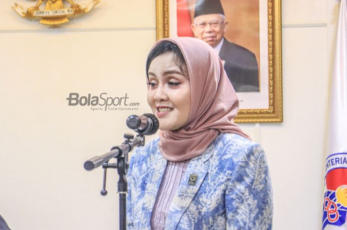 Sekretaris Jendral PP Perbasi, Nirmala Dewi, sedang memberikan keterangan kepada awak media di Kantor Kemenpora, Senayan, Jakarta, 17 Januari 2023.