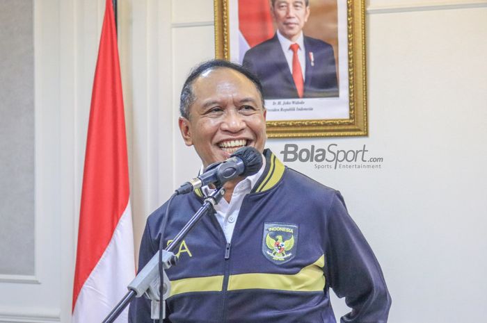 Menteri Pemuda dan Olahraga Republik Indonesia, Zainudin Amali, sedang tersenyum saat memberikan keterangan kepada awak media di Kantor Kemenpora, Senayan, Jakarta, 17 Januari 2023.