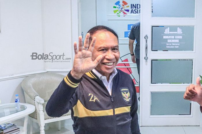 Menteri Pemuda dan Olahraga Republik Indonesia, Zainudin Amali, sedang menyapa dan tersenyum saat ditemui awak media di Kantor Kemenpora, Senayan, Jakarta, 17 Januari 2023.