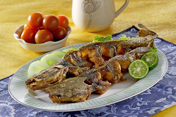 Hidangan lele goreng kari.