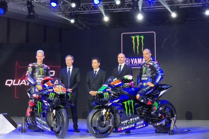 Dua pembalap Yamaha, Fabio Quartararo (kiri) dan Franco Morbidelli (kanan) saat menghadiri acara peluncuran tim untuk MotoGP 2023 di Jakarta, Selasa (17/1/2023)