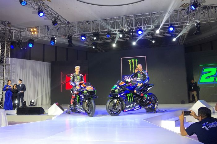 Pembalap Monster Energy Yamaha, Fabio Quartararo dan Franco Morbidelli saat acara peluncuran tim untuk MotoGP 2023 di Jakarta, Indonesia, Selasa (17/1/2023).