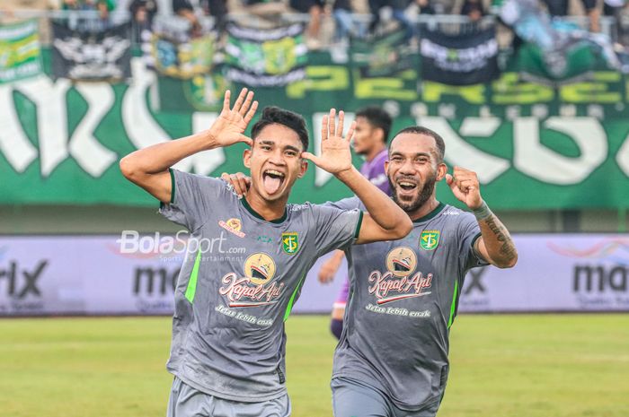 Gelandang Persebaya Surabaya, Marselino Ferdinan (kiri), sedang merayakan golnya bersama rekannya bernama Michael Bonjozi Rumere (kanan) saat pekan ke-18 Liga 1 2022 di Stadion Indomilk Arena, Tangerang, Banteng, Rabu (18/1/2023).