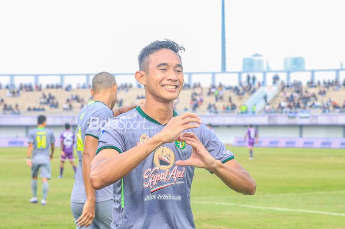 Bek Persebaya Surabaya, Rizky Ridho, melakukan selebrasi seusai mencetak gol dalam laga pekan ke-18 Liga 1 2022 di Stadion Indomilk Arena, Tangerang, Banteng, Rabu (18/1/2023).