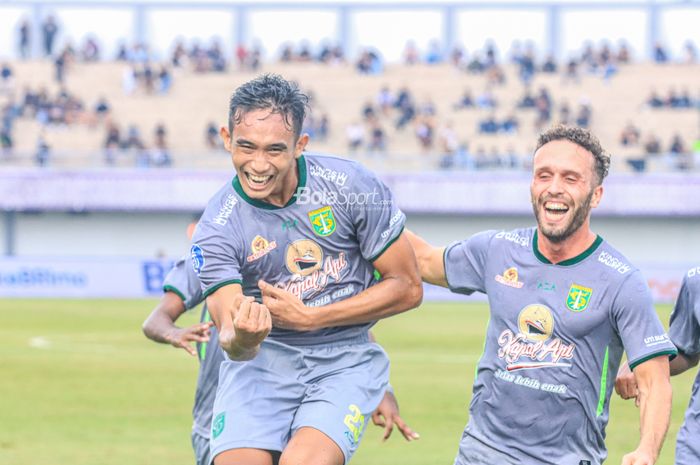 Bek Persebaya Surabaya, Rizky Ridho (kiri), sedang merayakan golnya bersama rekannya bernama Jose Pedro Magalhaes Valente (Ze Valente) saat pekan ke-18 Liga 1 2022 di Stadion Indomilk Arena, Tangerang, Banteng, Rabu (18/1/2023).