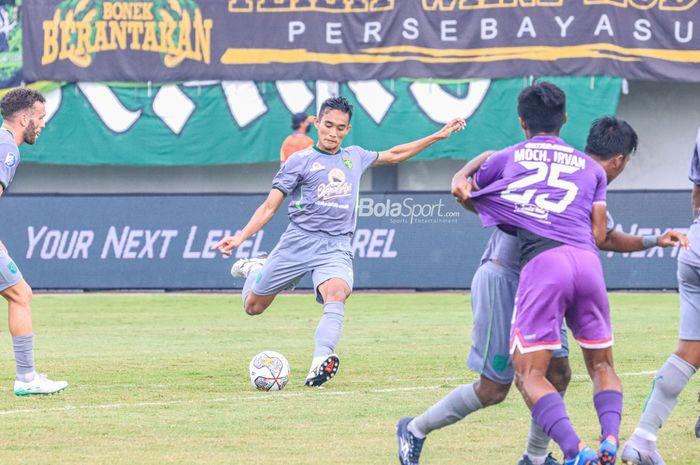 Bek Persebaya Surabaya, Rizky Ridho, sedang melakukan tendangan bebas dalam laga pekan ke-18 Liga 1 2022 di Stadion Indomilk Arena, Tangerang, Banteng, Rabu (18/1/2023).