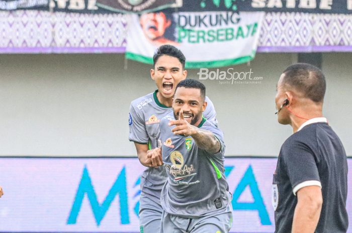 Gelandang Persebaya Surabaya, Marselino Ferdinan (kiri), sedang merayakan golnya bersama rekannya bernama Paulo Victor Costa Soares (kanan) saat pekan ke-18 Liga 1 2022 di Stadion Indomilk Arena, Tangerang, Banteng, Rabu (18/1/2023).