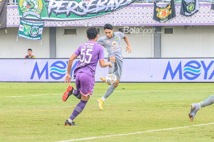 Gelandang Persebaya Surabaya, Marselino Ferdinan, sedang menguasai bola dalam laga pekan ke-19 Liga 1 2022 di Stadion Indomilk Arena, Tangerang, Banteng, Rabu (18/1/2023).