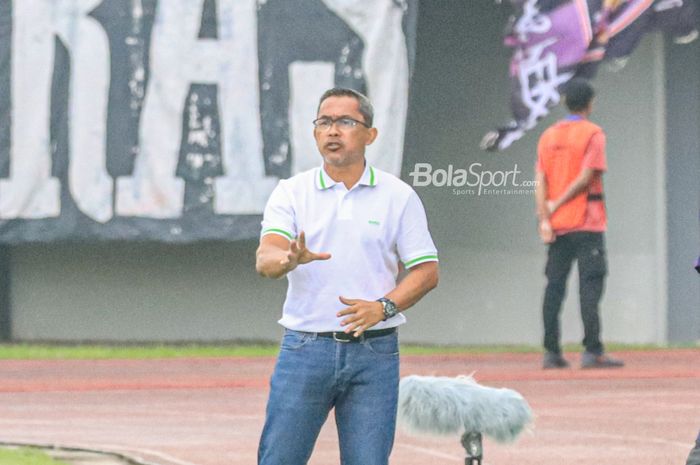 Pelatih Persebaya Surabaya, Aji Santoso, sedang memberikan intruksi kepada para pemainnya dalam laga pekan ke-18 Liga 1 2022 di Stadion Indomilk Arena, Tangerang, Banteng, Rabu (18/1/2023).